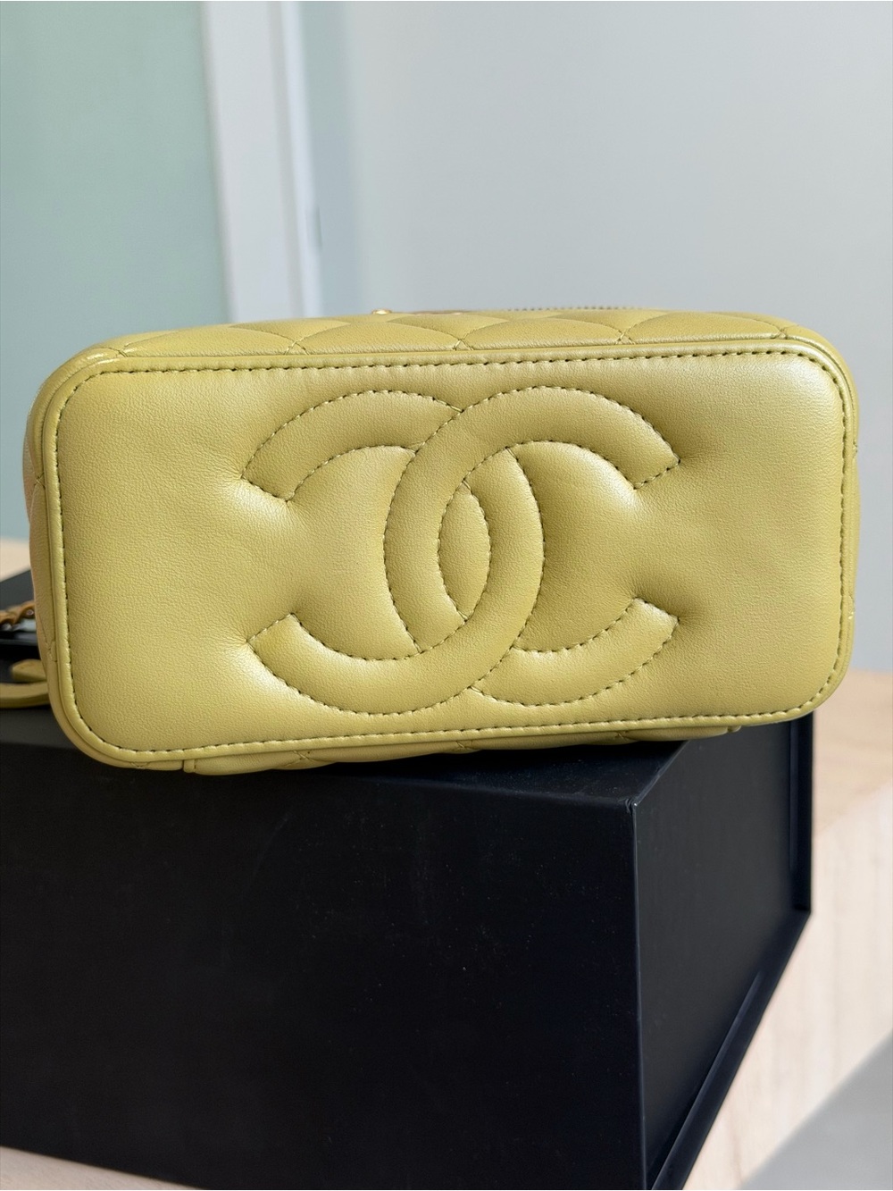 CHANEL Lambskin Pick Me Up Top Vanity Bag in Olive Green with Gold Hardware - Picture 4 of 9